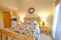 Tranquil, well-kept Cabin with Log Furniture & SHARC passes at 1, Whistling Swan - 露台
