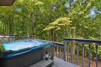 Large Octagon Cabin on Double Lot! Hot Tub, Fire place, Game room, Fire pit! - Alphydda