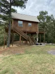 Treehouse/cabin with an amazing view of Mount Magazine - Alphydda