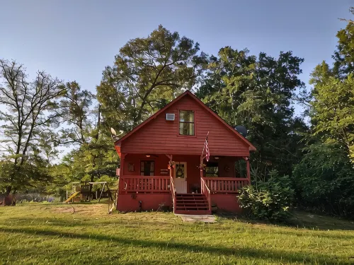 2-Story Farm Cabin - Sleeps 5 - 50 Acres - Alppimaja