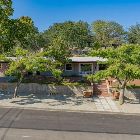 Winemakers Home🍷 Mid-Century Modern😎Pool⛱Walk to Downtown Paso!