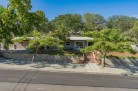Winemakers Home🍷 Mid-Century Modern😎Pool⛱Walk to Downtown Paso! - badewanne