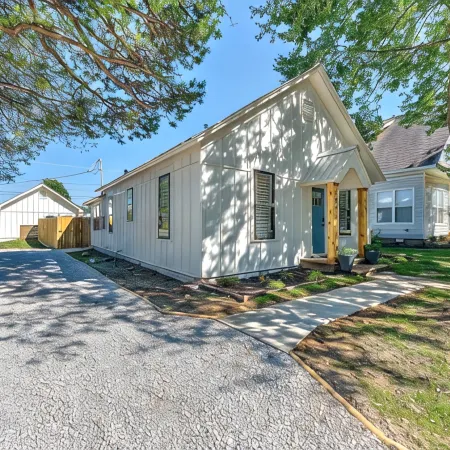.2 mi to Downtown Rogers, Heated pool on Bike Trail, King Bed, Fire table