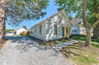 .2 mi to Downtown Rogers, Heated pool on Bike Trail, King Bed, Fire table - 4-Star