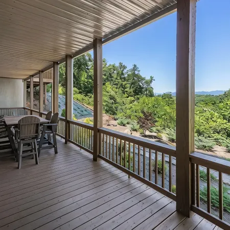 New Modern Mountain Condo with Vista Mountain Views, Large Deck, Washer & Dryer!