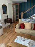 Charming and newly-renovated 1850's house in quiet residential neighborhood - Wifi