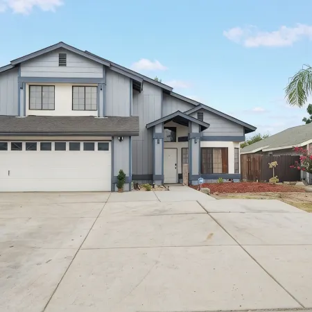 Spacious 4-Bd 2.5BTH Corporate Housing Near Hwy 99 with Plenty of Parking