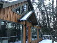 Modern Tree House Cabin in the Trees, Aska Adventure Area, 10 mn to Downtown - Chalets