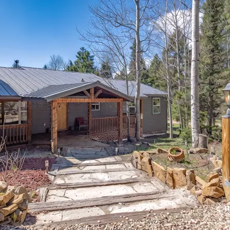 Beautiful, 6-bedroom mountain home with hot tub, deck and fire pit!