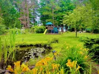Private Lake Resort: Large Yard, Sandy Beach, Pontoon, Fire Pit, Home Theater - Alphydda