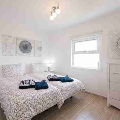 Newly renovated penthouse in a complex with pool on the seafront Rooms