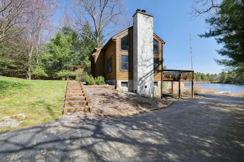 Private Lakefront on Fairview Lake - Sleeps 6-8 - balcony