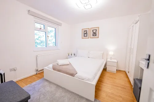 3 BR House with Free Parking, Garden & Fast WiFi - 2つ星