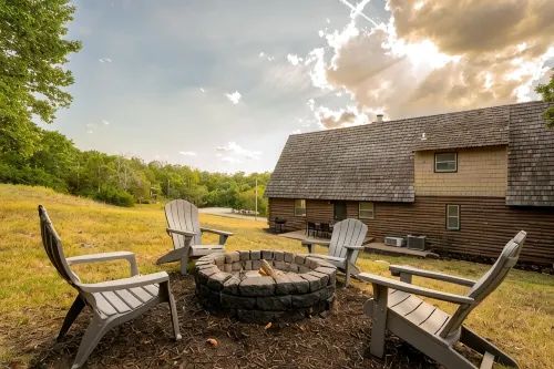 Lakeside Resort Cabin Steps to Table Rock Lake - Minutes to Sdc! - Feriehus