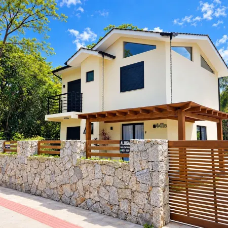 Casa Privativa Com Piscina na Barra da Ferrugem/SC