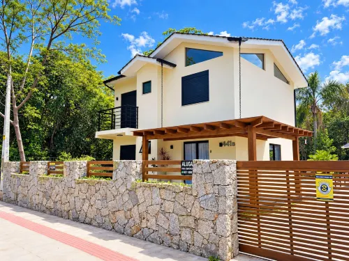 Casa Privativa Com Piscina na Barra da Ferrugem/SC - Pools