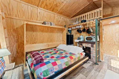 Big Mike's Cabin on the lake, next to ball diamonds nestled in 3 -cabin village - Wi-Fi