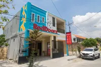 RedDoorz Syariah Near Politeknik Negeri Madiun Hotels in Taman