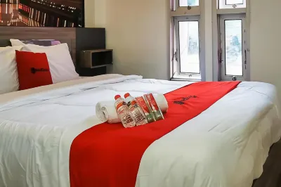 RedDoorz Plus @ Taman Madiun Hotels in Taman