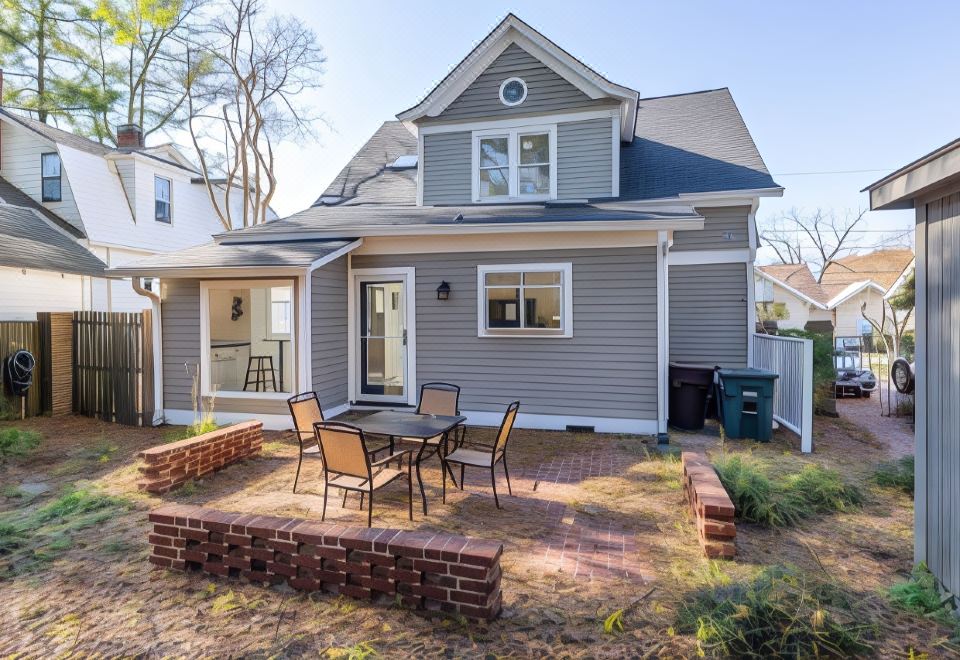 The Magnolia Manor - Private Backyard - Close to Downtown - Housity