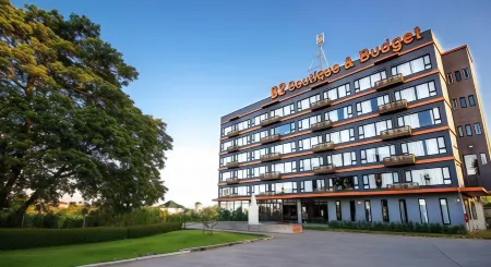 B2 Mahidol Boutique & Budget Hotel Отели рядом с достопримечательностью «Wat Don Chan»