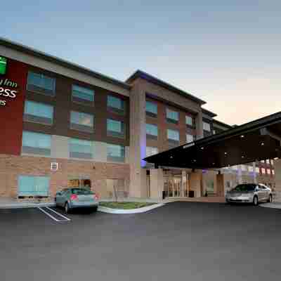 Holiday Inn Express & Suites Detroit North - Roseville Hotel Exterior