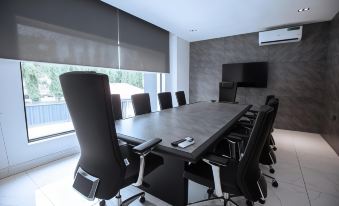 Knightsbridge Hotel & Suites