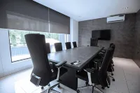 Knightsbridge Hotel & Suites فنادق في مايتاما