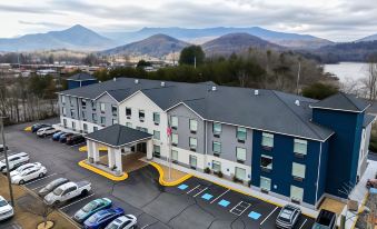 Holiday Inn Express & Suites Hiawassee