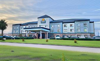 Days Inn & Suites by Wyndham Houston / West Energy Corridor