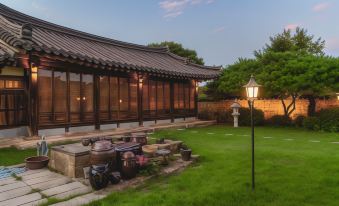 Gyeongju Stone Lantern Home Hanok Stay