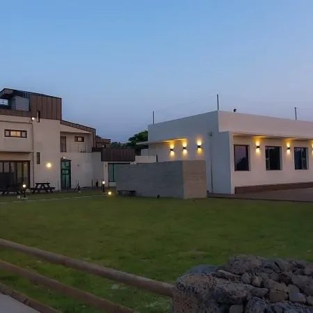 Jeju Stay Realta Pension Отели рядом с достопримечательностью «Пляж Сехва»