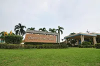 The Palm Resort Kampeang Saen.