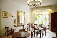 Saint Charles Hôtel & Coliving Biarritz Hotels in Біарріц