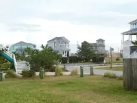 Beautiful and Spacious, 2 bed 2 full bath, pool and jacuzzi, steps to the ocean