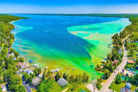 Entire condo. Traverse city. 3 bedroom 2 bath. Wineries. Horse shows. Skiing