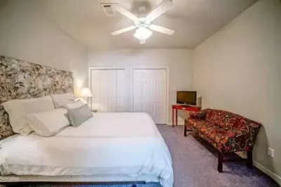 Cozy waterfront condo/ boat dock.  Awesome sunsets! Hôtels à : 