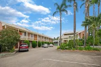 Sapphire Waters Motor Inn - parking