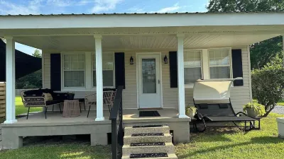 Charming 2-bedroom house minutes to beach, downtown, Cruising the Coast.