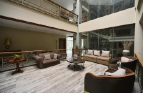 Paragon Hotel and Suites