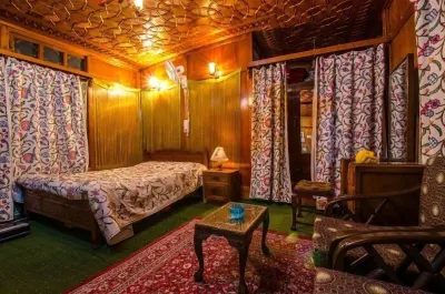 Houseboat Lily of Nageen Hotels in Nigeen Lake
