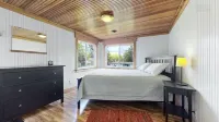 The Douglas Boathouse! Amazing location/ Sleeps 20 in comfort/ all ages friendly