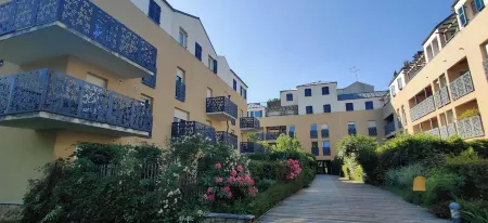 123Home - Suite & Spa XL Отели в г. Монтеврен