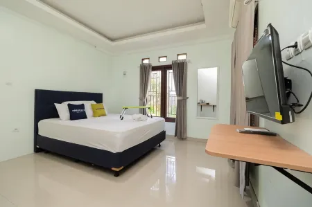 Urbanview Hotel Kampung Istal Megamendung Puncak by RedDoorz Отели рядом с достопримечательностью «Puncak Langit camping ground»