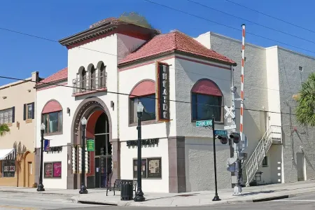 New Steps to Downtown • 7 Mins to Beach + Parking Отели рядом с достопримечательностью «Jasmin Park»