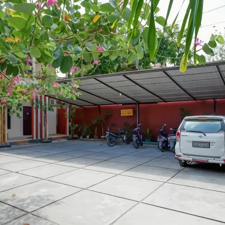 RedDoorz Near Mutiara Sis Al Jufrie Airport Palu