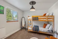 Fire Pit, Spacious Deck and Fenced Yard - Charming Cozy Haven Hotels in Coeur d'Alene