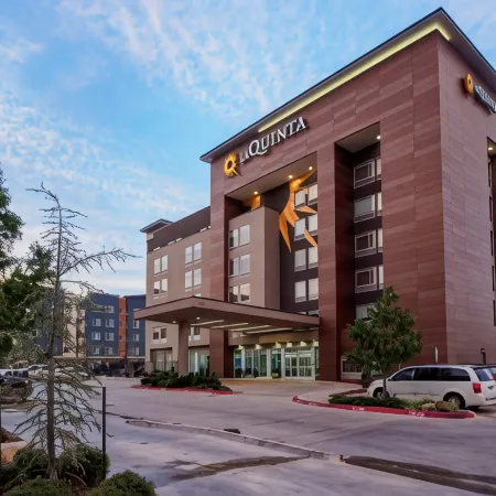 La Quinta Inn & Suites by Wyndham Oklahoma City Airport