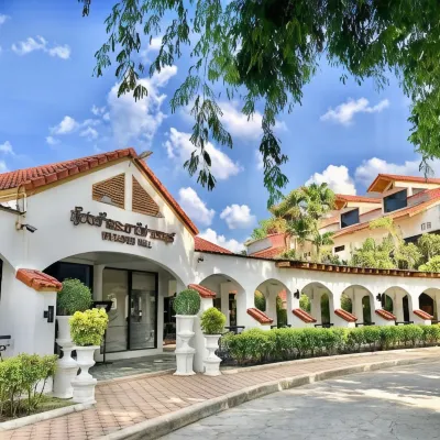 Dad D Resort by Lopburi Inn Resort Отели рядом с достопримечательностью «Пранг Сам Йот»