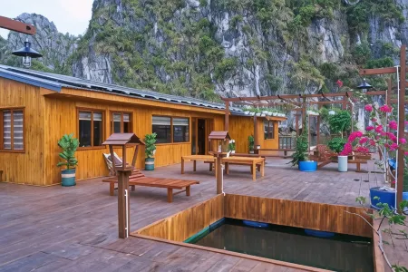 Lan Ha Floating Homestay Отели рядом с достопримечательностью «Cat Co Beach»